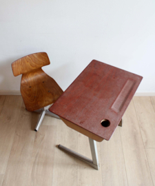 Vintage bureautje met schoolstoel. Retro lessenaar met stoel - Galvanitas