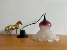 Glazen vintage lamp met bloemen. Vintage hanglamp van glas.