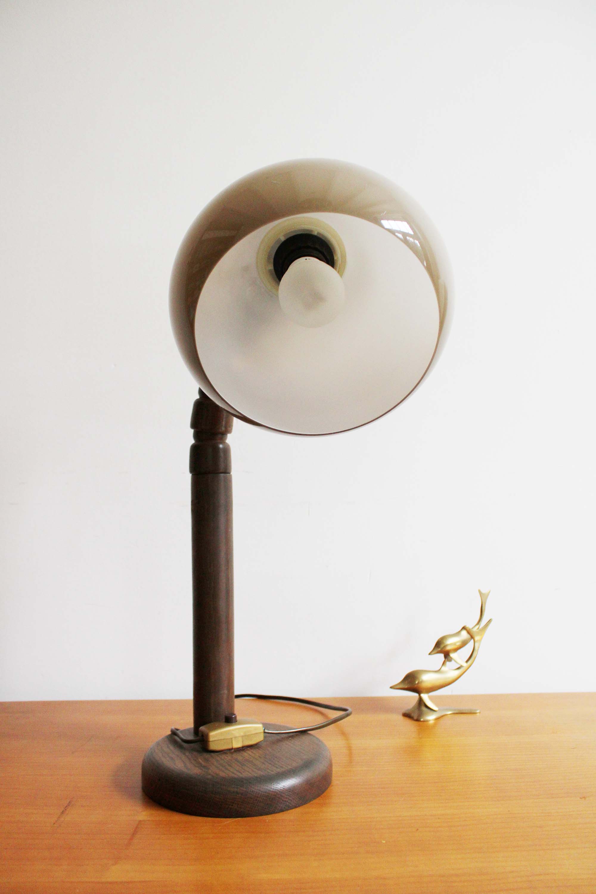 Houten vintage tafellamp met bruine kap. Retro design lamp - Steinhauer?