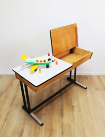 Vintage schoolbureau met 2 houten Casala stoelen. Retro duo lessenaar