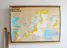 Vintage schoolplaat - Bedreigd waterland. Retro landkaart Nederland, o.a. de rampvloed uit 1953 en het Deltaplan