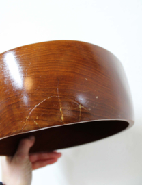 Houten vintage kom, schade aan rand. Ronde teakhouten retro schaal