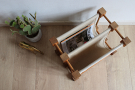 Houten vintage krantenbak. Retro lectuurbak / magazine holder