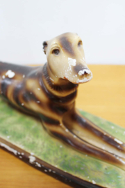 Groot gipsen beeld van een windhond. Vintage honden beeld - Art Deco stijl