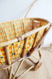 Rieten vintage poppenwagen. Retro rotan wandelwagen