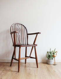 Antieke houten Windsor stoel. Vintage spijlenstoel met armleuningen