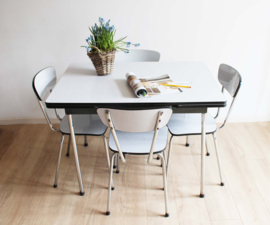 Witte uitschuifbare formica tafel met stoelen. Retro eettafel met stoeltjes