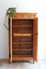 Antieke houten meidenkast. Vintage kast met planken en brede lade.