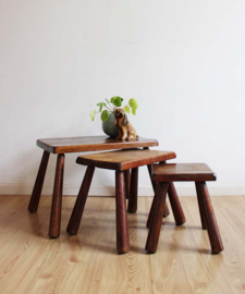 Set van 3 massief houten bijzet tafels. Vintage tafeltjes / mimiset / krukjes