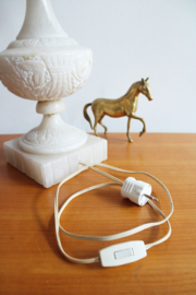 Super grote tafellamp van albast. Vintage lamp in marmer look.