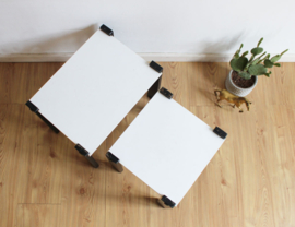 Zwart - witte vintage mimiset. Twee retro tafeltjes / nesting tables