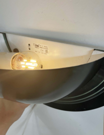 Zwarte halfronde vintage wandlamp. Retro design lamp, Memphis stijl