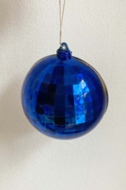 Blauwe vintage diorama kerstbal met kabouter. Kunststof retro kerstversiering.
