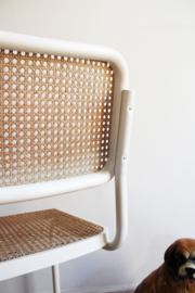 Witte vintage stoel - Cesca - Marcel Breuer stijl. Retro design sledestoel