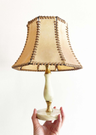 Vintage lampje op albasten marmerlook voet. Authentiek lamp met originele kap.