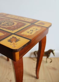 Sierlijk ingelegd houten tafeltje met opklap blad. Vintage bijzettafel