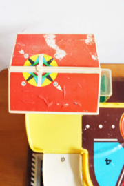 Vintage Fisher-Price garage met auto's en poppetjes.