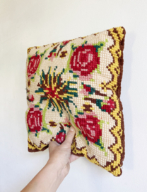 Vintage smyrna kussen met rozen. Handgemaakt retro bloemen kussentje