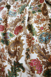 Set lange vintage overgordijnen. Twee retro gordijnen met bloemen