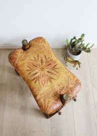 Vintage kamelenzadel kruk met lederen kussen. Houten Boho voetenbankje