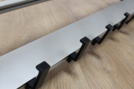 Brede vintage kapstok van metaal. Retro  design wandkapstok