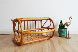 Vintage rotan krantenbak. Boho style lectuurbak / magazine holder van riet.