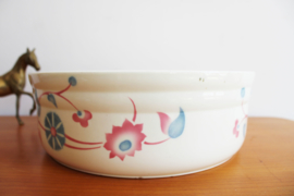 Grote vintage schaal met rozen. Aardewerk retro fruitschaal/waskom/lampetschaal