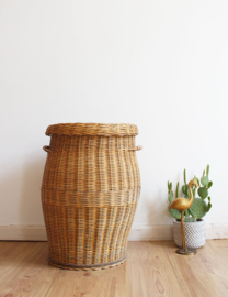 Vintage rotan mand van rotan. Retro rieten mand met deksel.