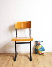 Vintage schoolstoel. Industriële retro stoel, zithoogte 42 cm.