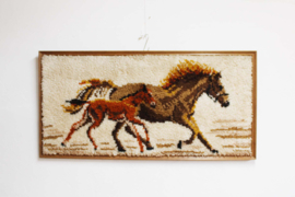Groot handgeknoopt paneel met paarden. Ingelijst XXL vintage wandkleed