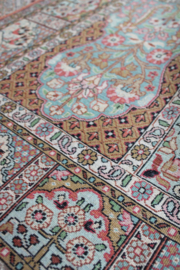 Zijdezacht vintage tapijt met bloemen. Oosters Kasjmier vloerkleed, verkleurd