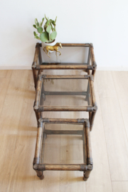 Vintage mimiset van rotan en glas. 3 retro tafeltjes / nesting tables / Manou