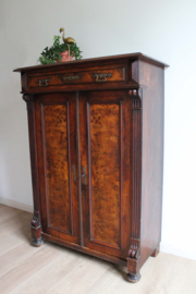 Antieke houten meidenkast. Vintage kast met brede lade en sierlijk beslag.