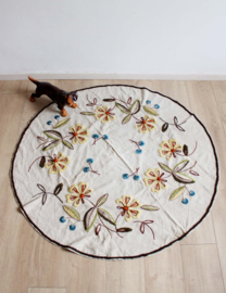 Handgemaakt vintage tafelkleed. Rond retro kleed met geborduude bloemen