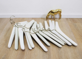 13 vintage kledinghangers van wit skai leer. Set retro kleerhangers met studs
