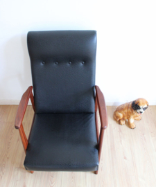 Zwarte vintage fauteuil met armleuningen. Mid Century design stoel