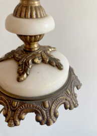 Vintage Kitsch lampje op marmerlook voet. Brocante lamp met messing details