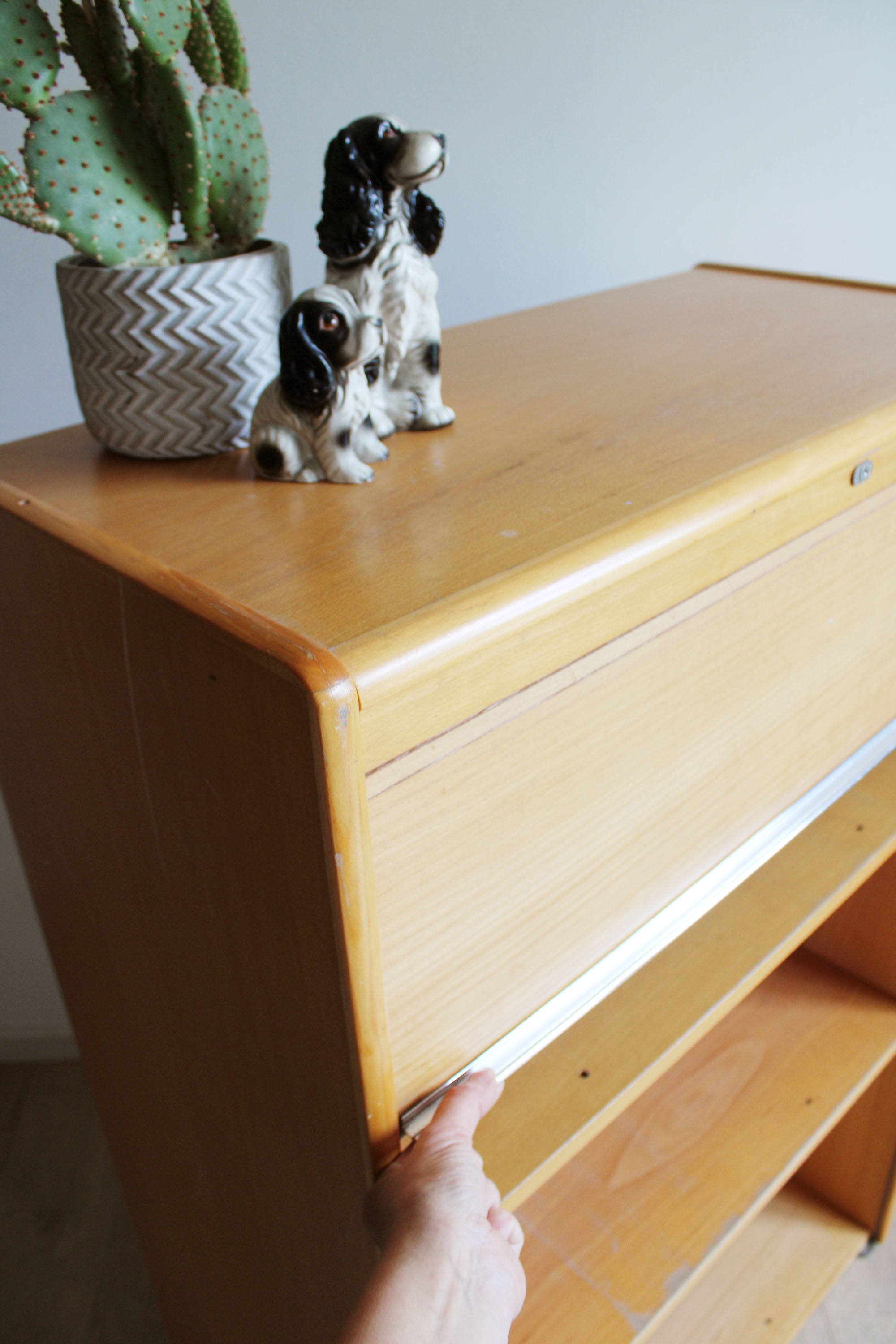 Vintage kast met roldeur. Houten retro school / archiefkast