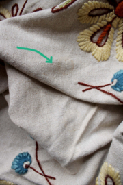 Handgemaakt vintage tafelkleed. Rond retro kleed met geborduude bloemen