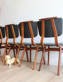 Set houten vintage stoelen met zwart skai-leer. Mid Century retro design