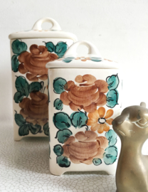 Set vintage aardewerk potten met deksel. Retro voorraad pot met bloemen
