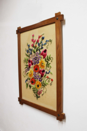 Groot handgemaakt wandpaneel met bloemen. Vintage borduurwerk,  getuft?