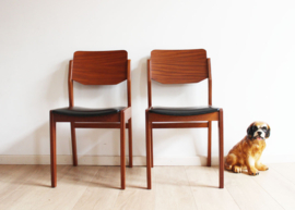 2 houten vintage stoelen met zwart skai-leer. Retro Mid Century stoeltjes