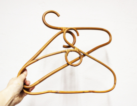 2 rotan vintage kledinghangers. Set retro kleerhanger / bamboe kapstok