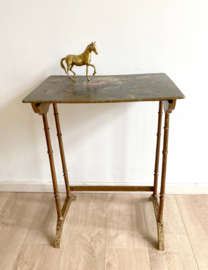 Antieke bijzettafel met bloemen op het blad. Art nouveau stijl vintage tafel