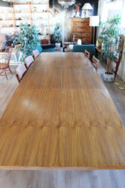 Enorm grote houten vintage eettafel. XXL uitschuifbare retro tafel.