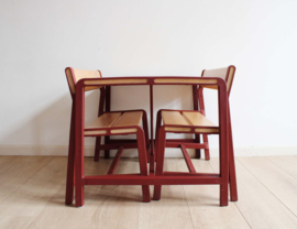 Retro kinder tafel met twee bankjes - Ypperlig. Design Hay voor IKEA.