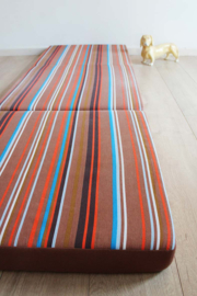 Vintage logeermatras. Opvouwbaar retro matras / speelkussen
