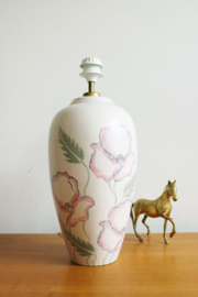 Vintage vaaslamp met prachtige kap. Keramieken lamp met roze bloemen.