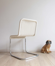 Vintage buisframe stoel met witte kuip. Retro design stoeltje.